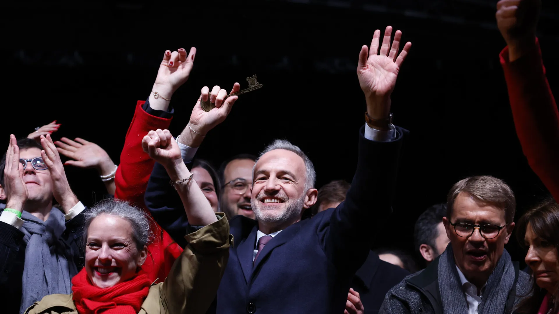 
                    Grégoire vence eleições autárquicas em Paris, que continua socialista
                