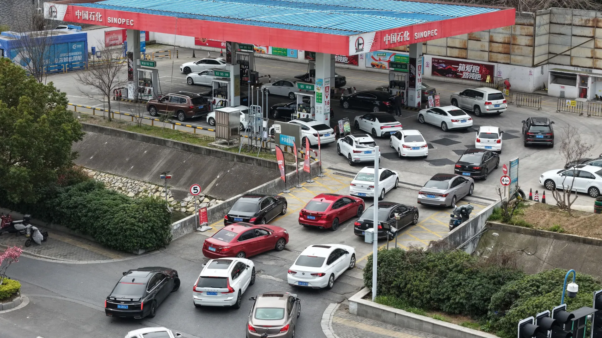 
                    China exige que refinarias privadas mantenham produção 