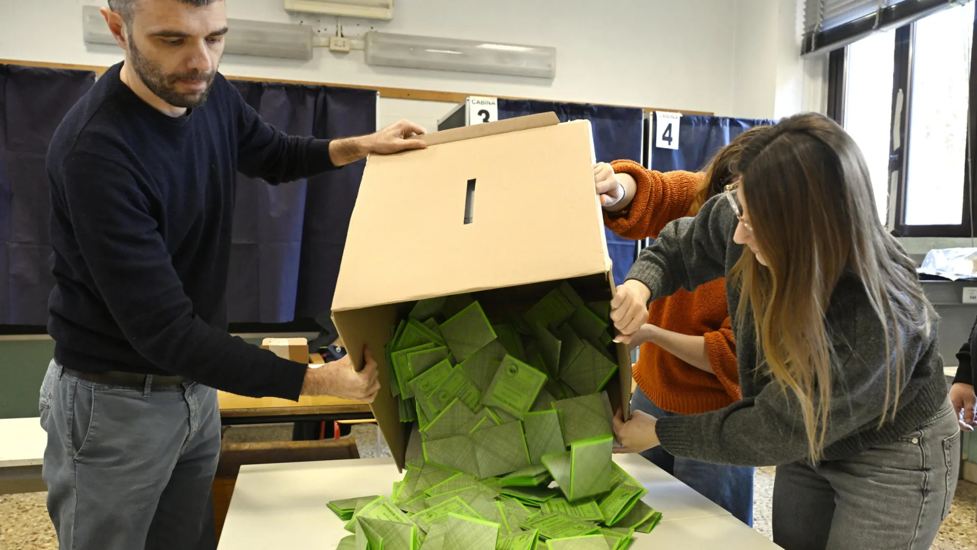 
                    Itália: Afluência às urnas em referendo sobre justiça fica perto dos 60%
                