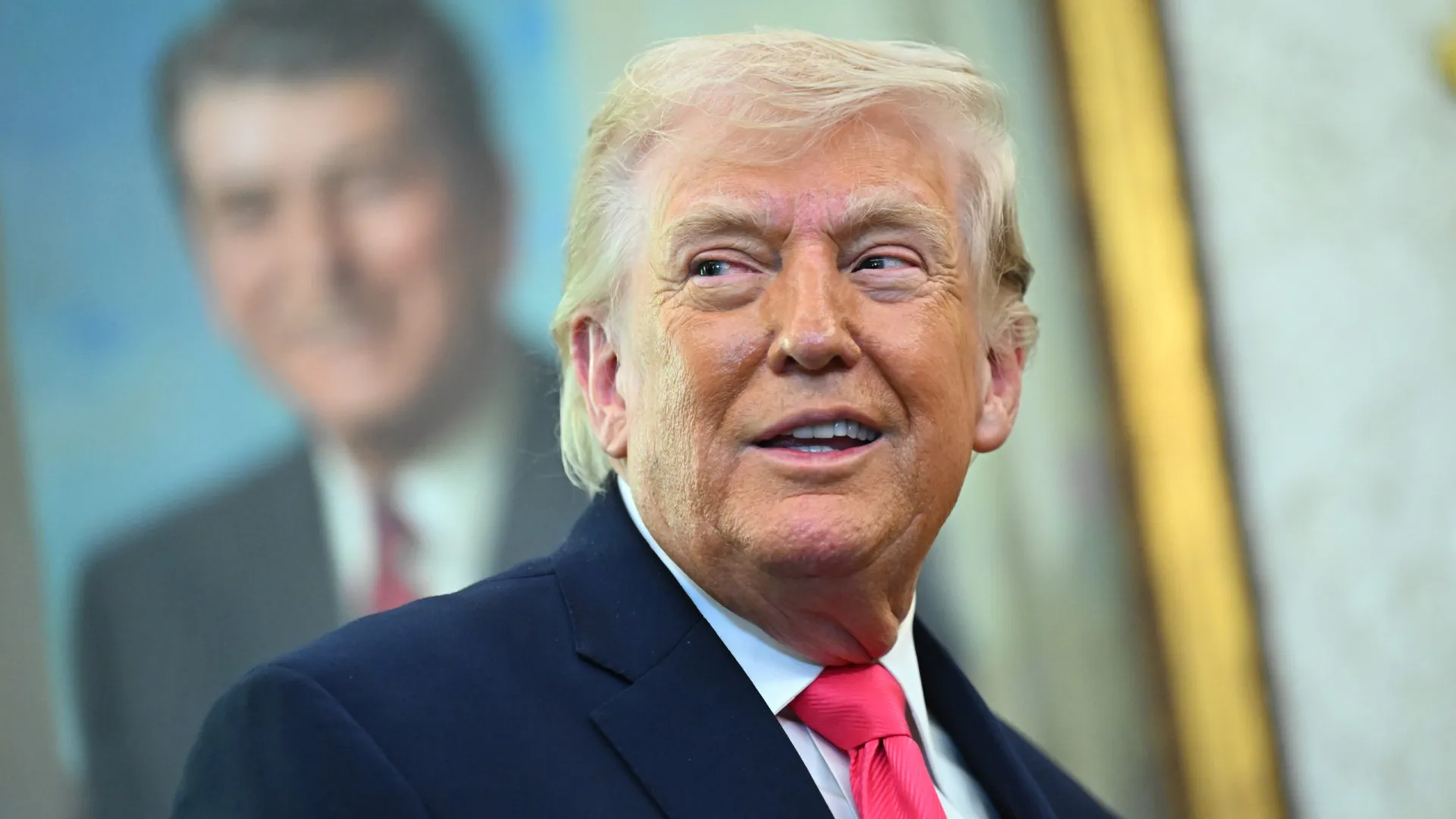 
                    Donald Trump em Pequim a 14 e 15 de maio
                