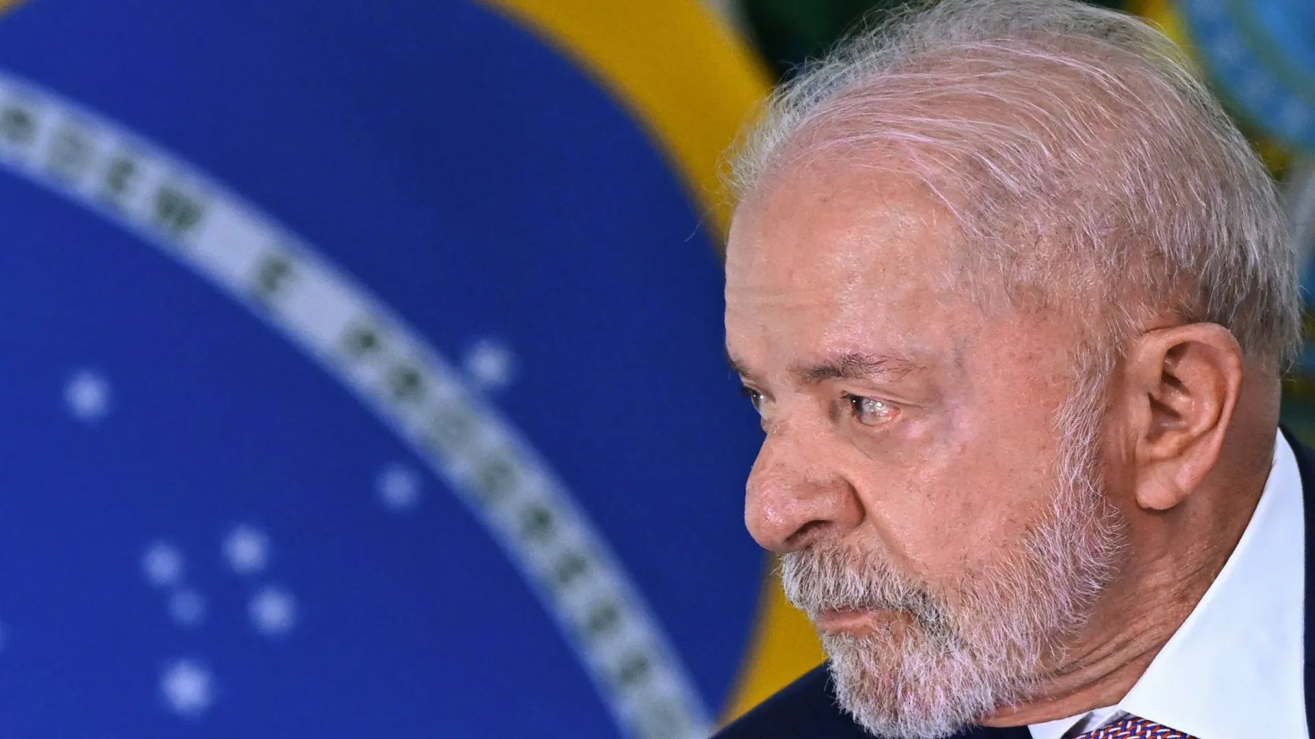 
                    Lula confirma Alckmin candidato e saída de 18 ministros
                