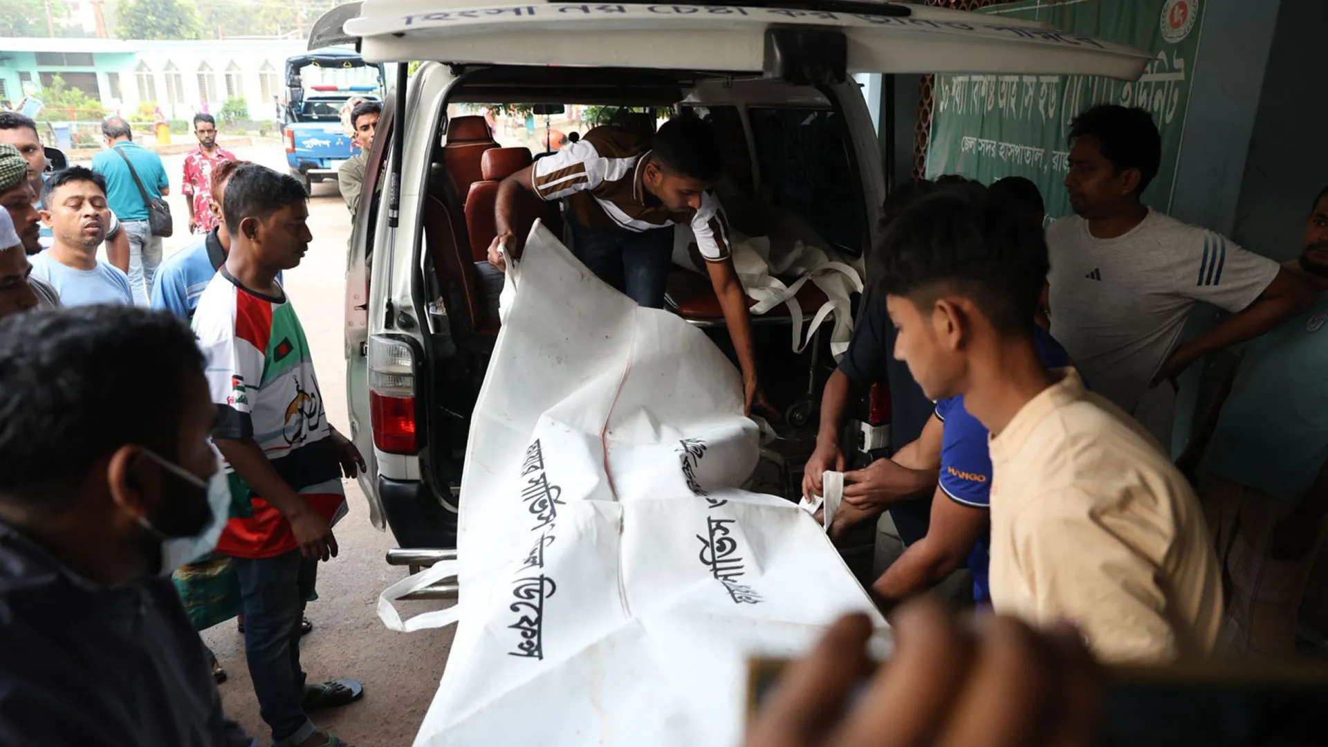 
                    Pelo menos 25 mortos em queda de autocarro a um rio no Bangladesh
                