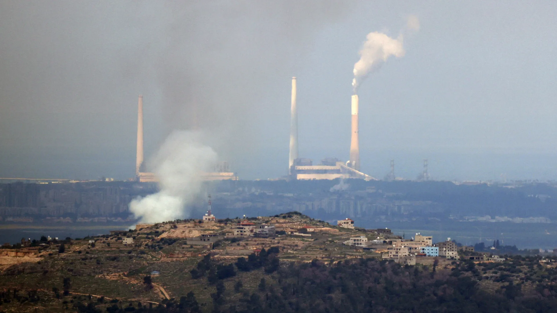 
                    Irão lança novos ataques contra Israel e alvos dos EUA no Golfo Pérsico
                
