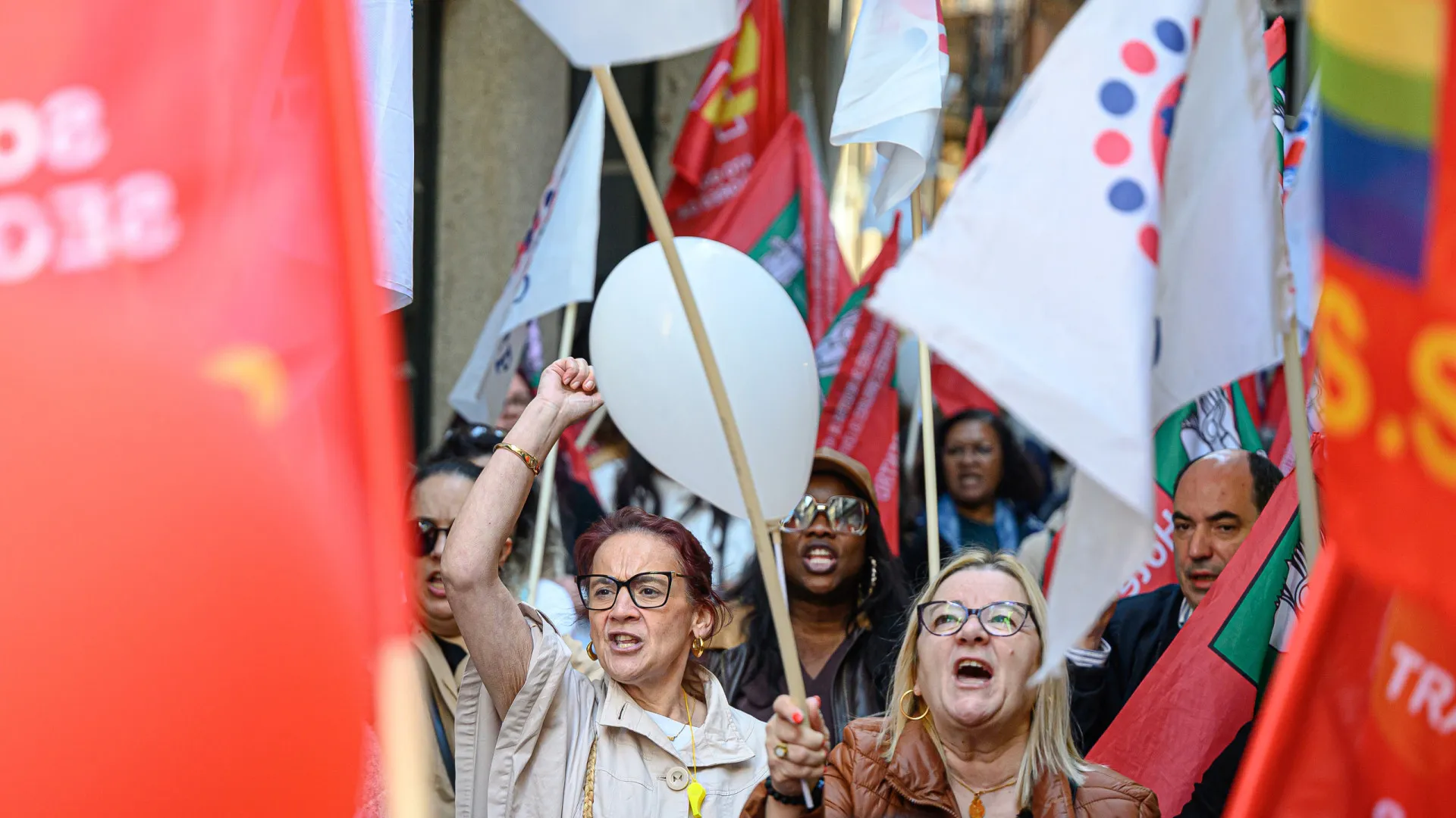 
                    Cerca de 300 trabalhadores de IPSS protestam no Porto
                