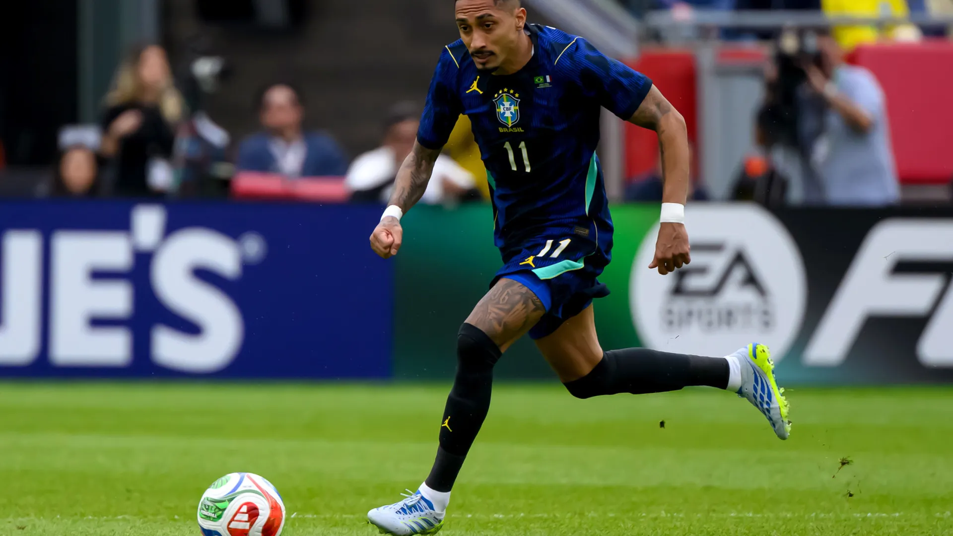 Raphinha desfalca Barcelona após lesão sofrida na seleção do Brasil