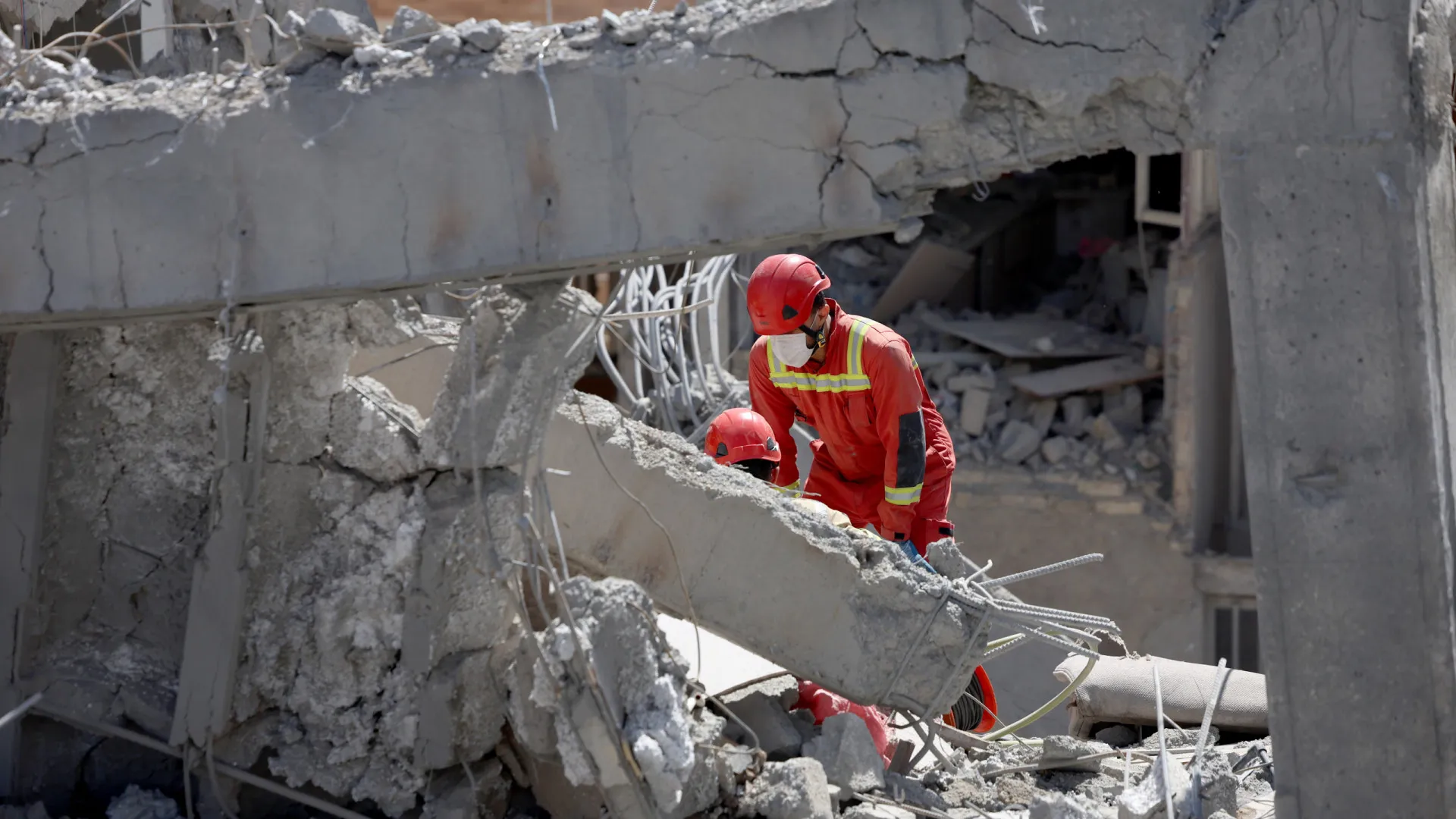 
                    Atacada central de processamento de urânio no Irão
                