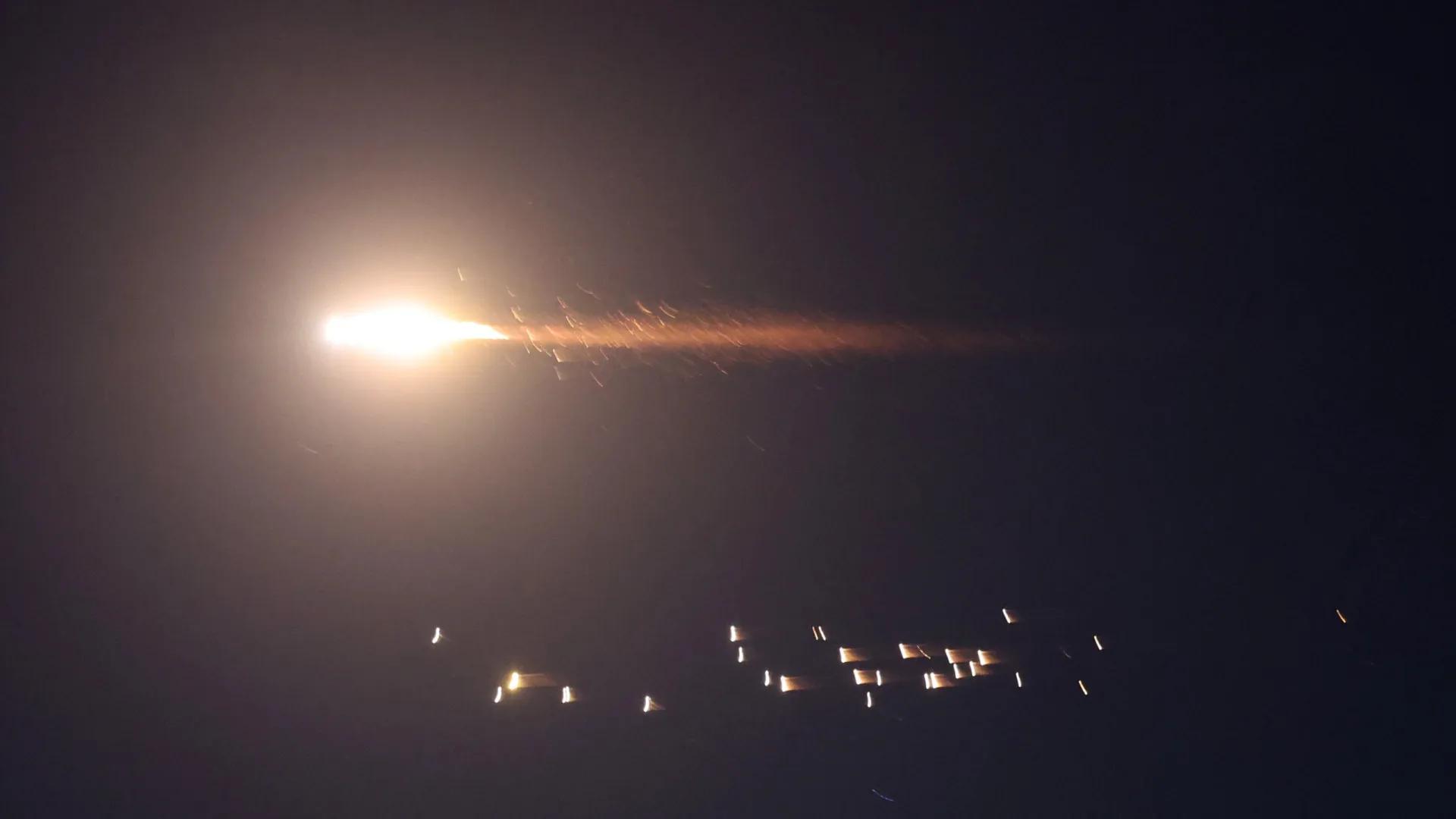 
                    Militares dos EUA feridos e aviões danificados em ataque a base saudita  
                