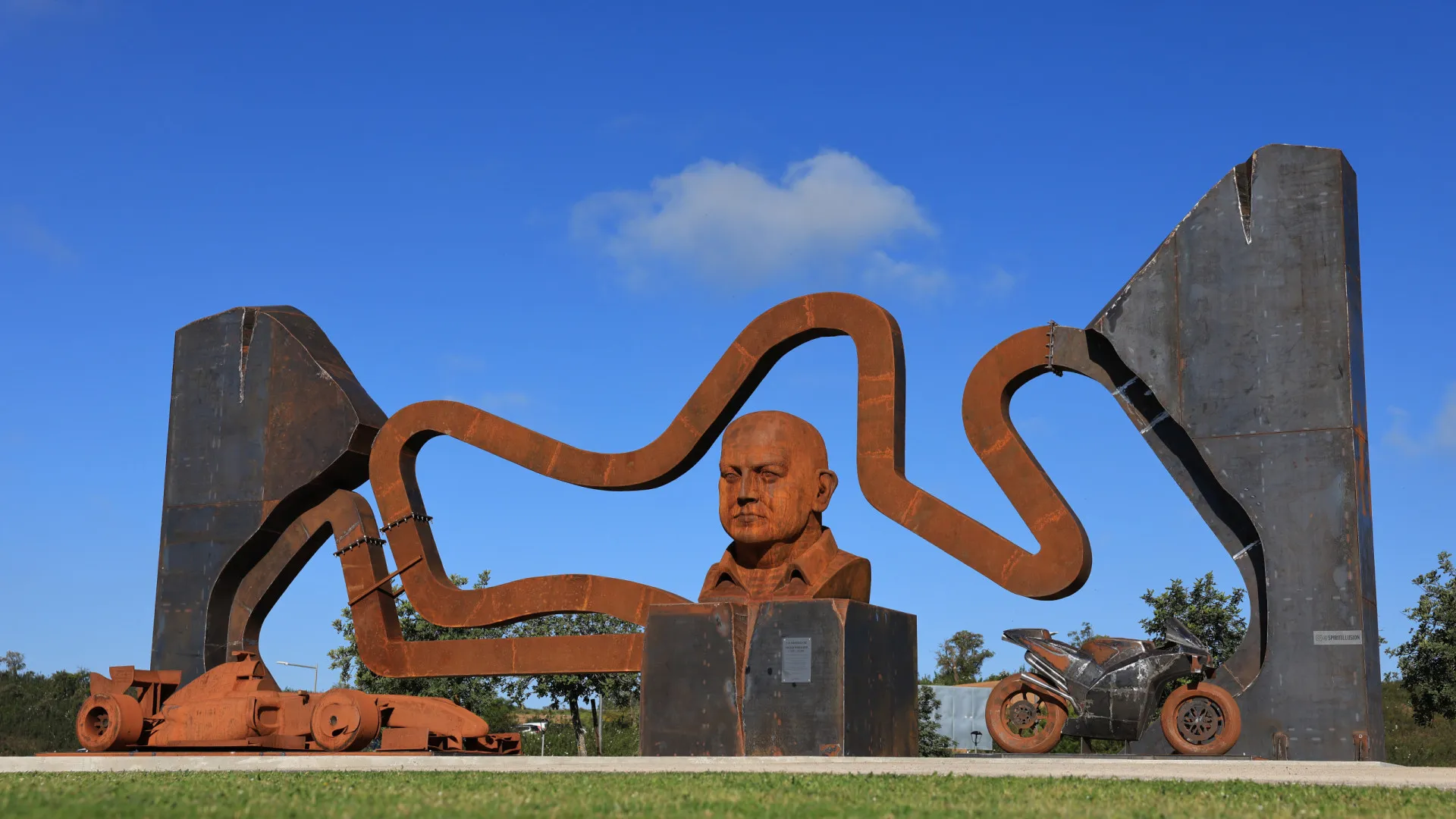 
                    Escultura homenageia fundador do Autódromo Internacional do Algarve
                