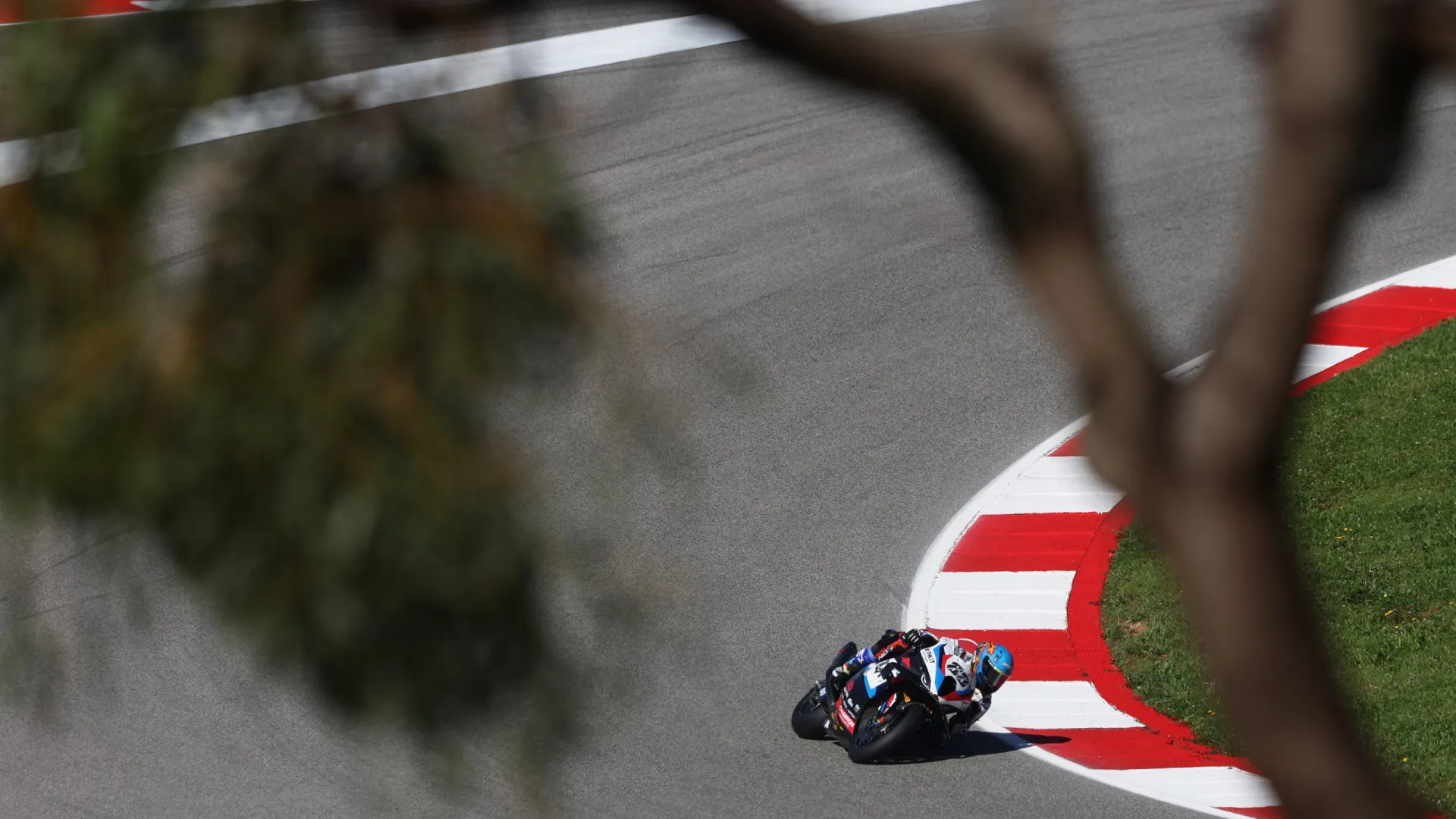
                    Miguel Oliveira garante quarto lugar na primeira corrida em Portimão
                