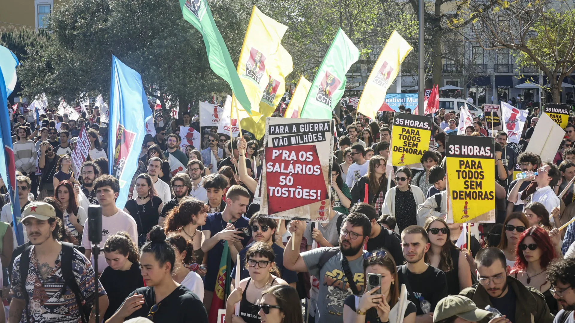 
                    Largas centenas de jovens na rua contra pacote laboral e precariedade
                