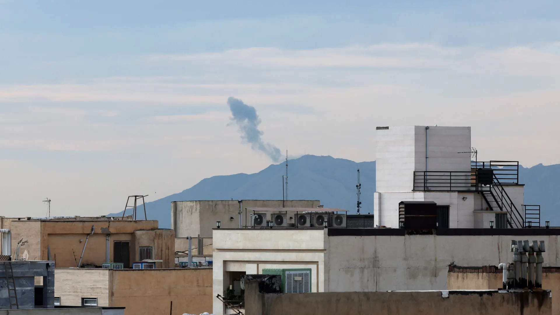 
                    Ataque atinge central petroquímica no Irão sem fuga de substâncias perigosas
                