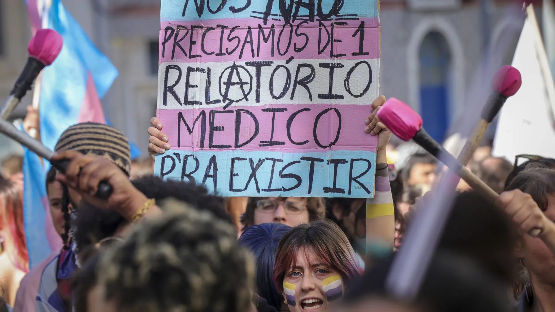 
                    Centenas manifestam-se em Lisboa para assinalar dia da visibilidade trans
                
