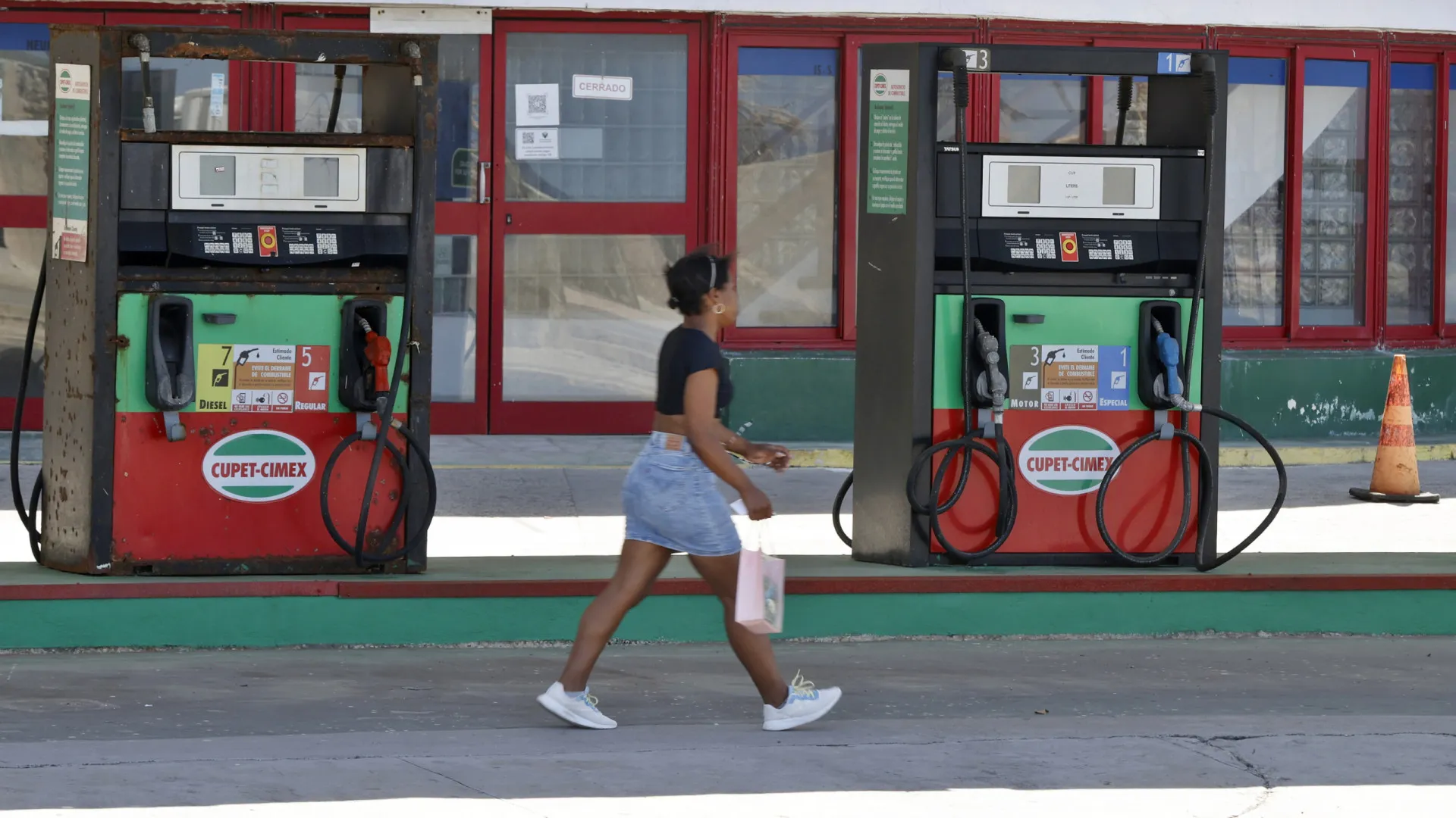 
                    Petroleiro russo alvo de sanções aproxima-se de Cuba apesar do bloqueio
                