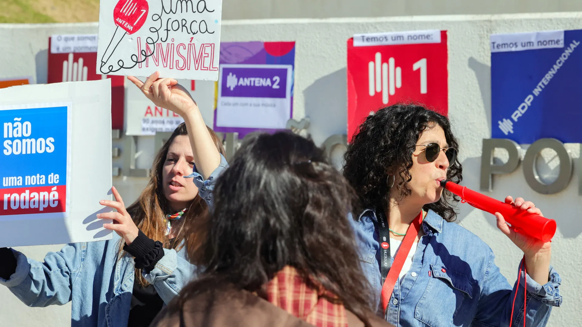 
                    Trabalhadores da rádio pública protestam contra mudança de identidade
                