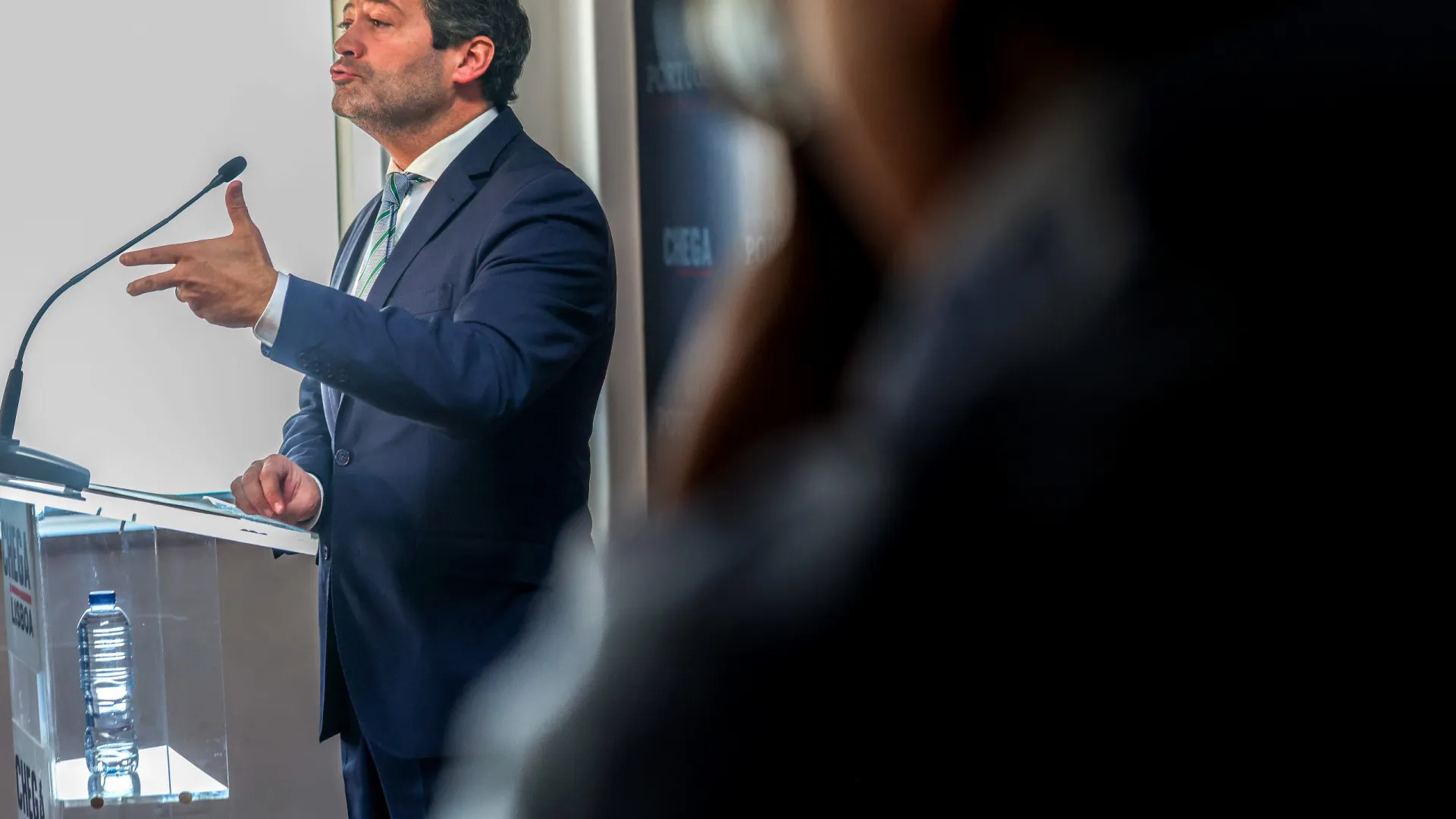 
                    Ventura revela que Chega e Governo vão reunir-se para discutir fim do visto prévio
                