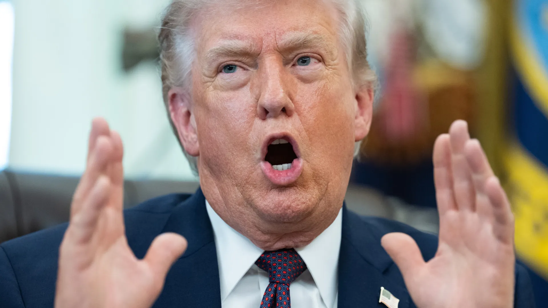 
                    Trump critica aliados europeus por não ajudarem a reparar danos da guerra
                