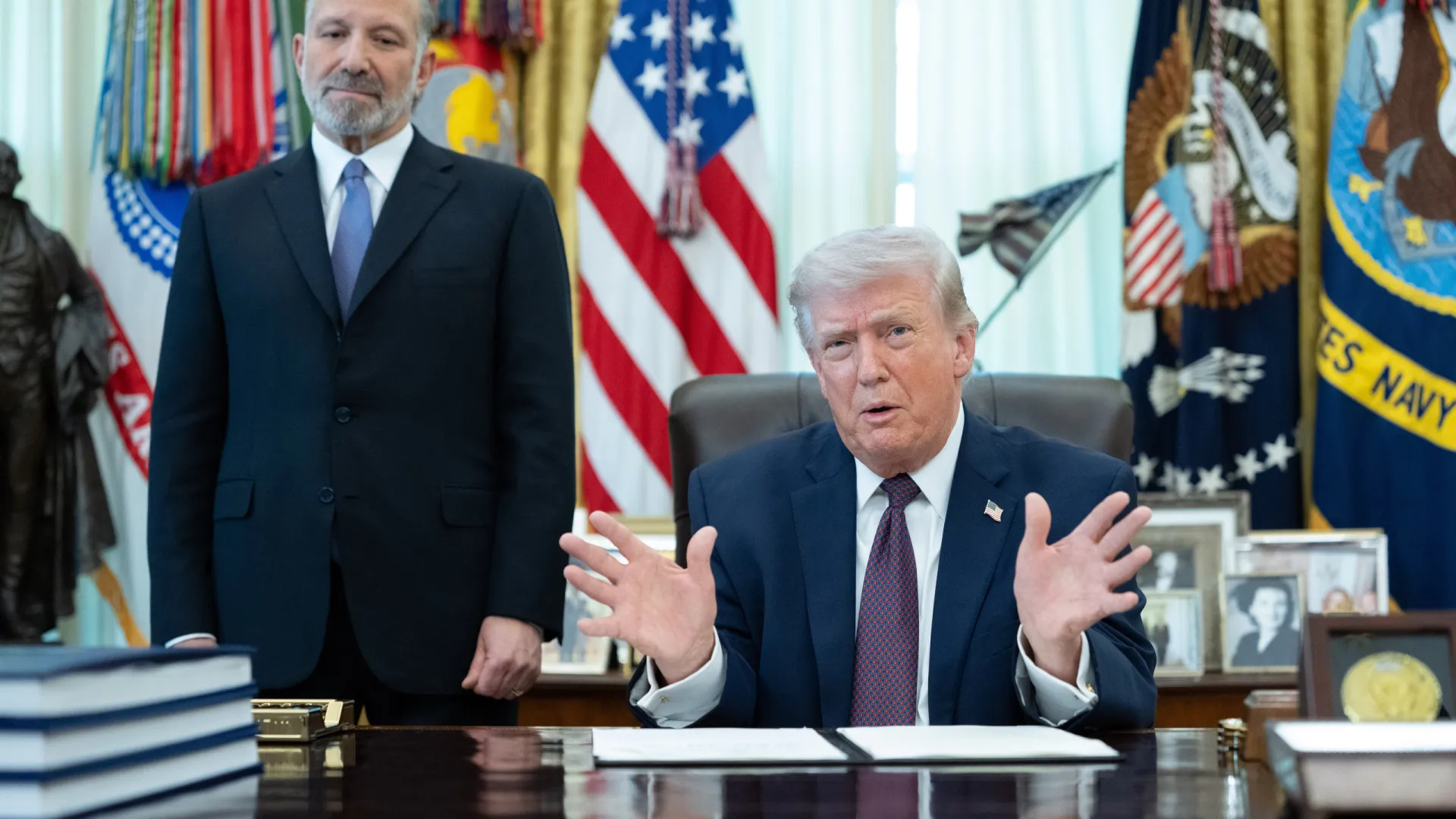 
                    Trump anuncia pedido de cessar-fogo, mas só aceita se reabrir Ormuz
                