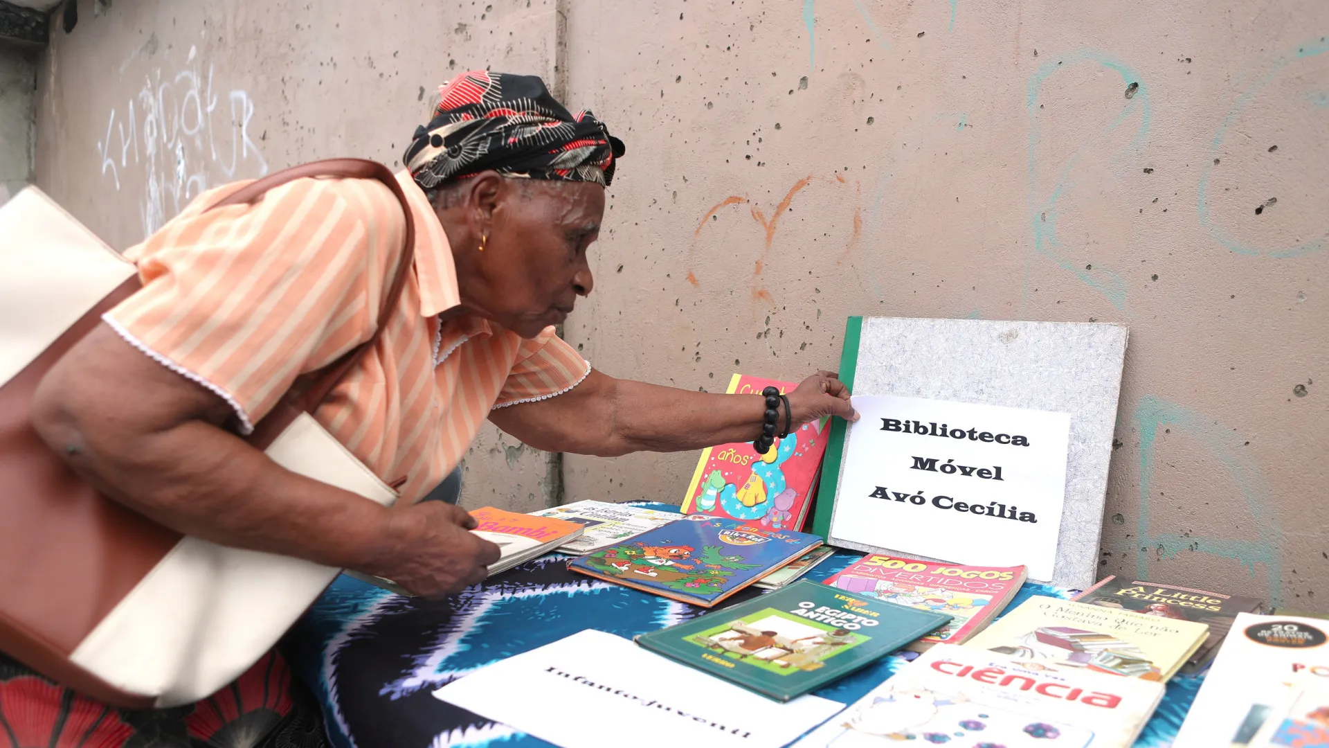 
                    Avó Cecília incentiva o gosto pela leitura pelos bairros de Maputo
                