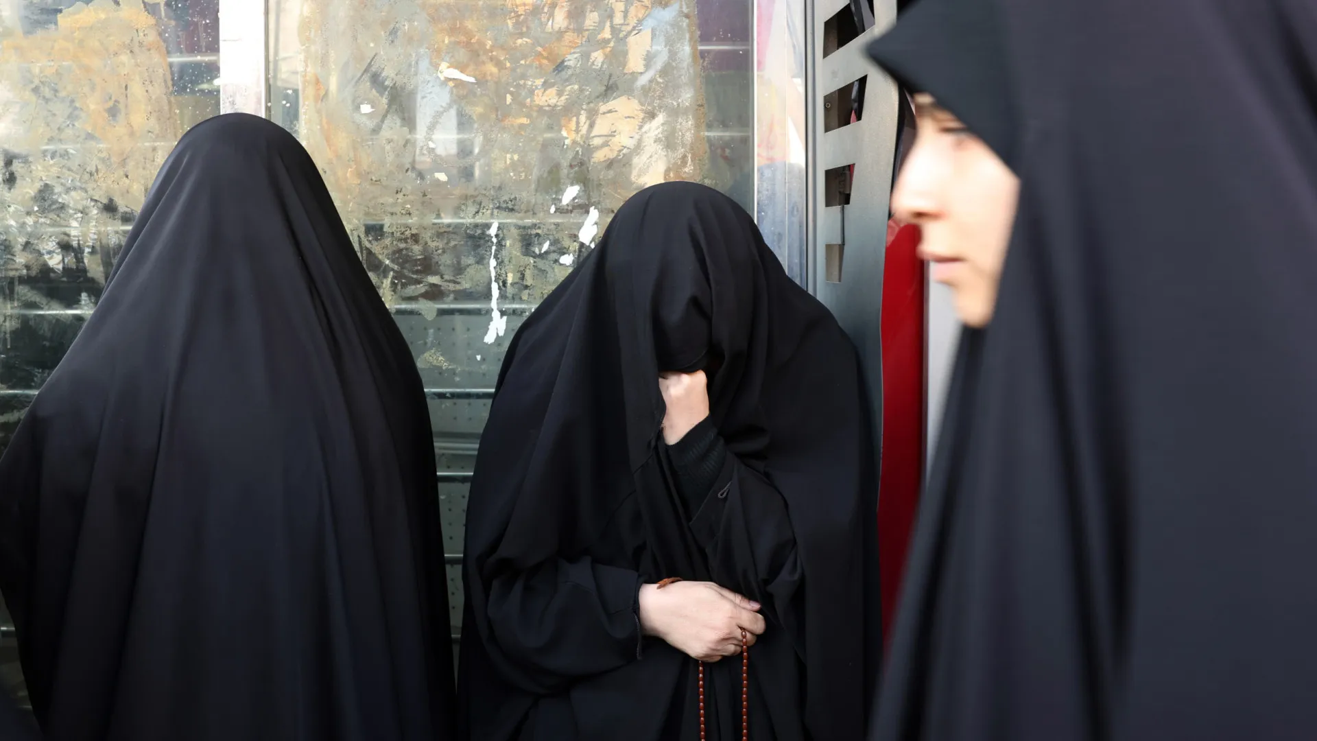 
                    Irão. Funerais e mensagens de vingança no 47.º aniversário da revolução
                