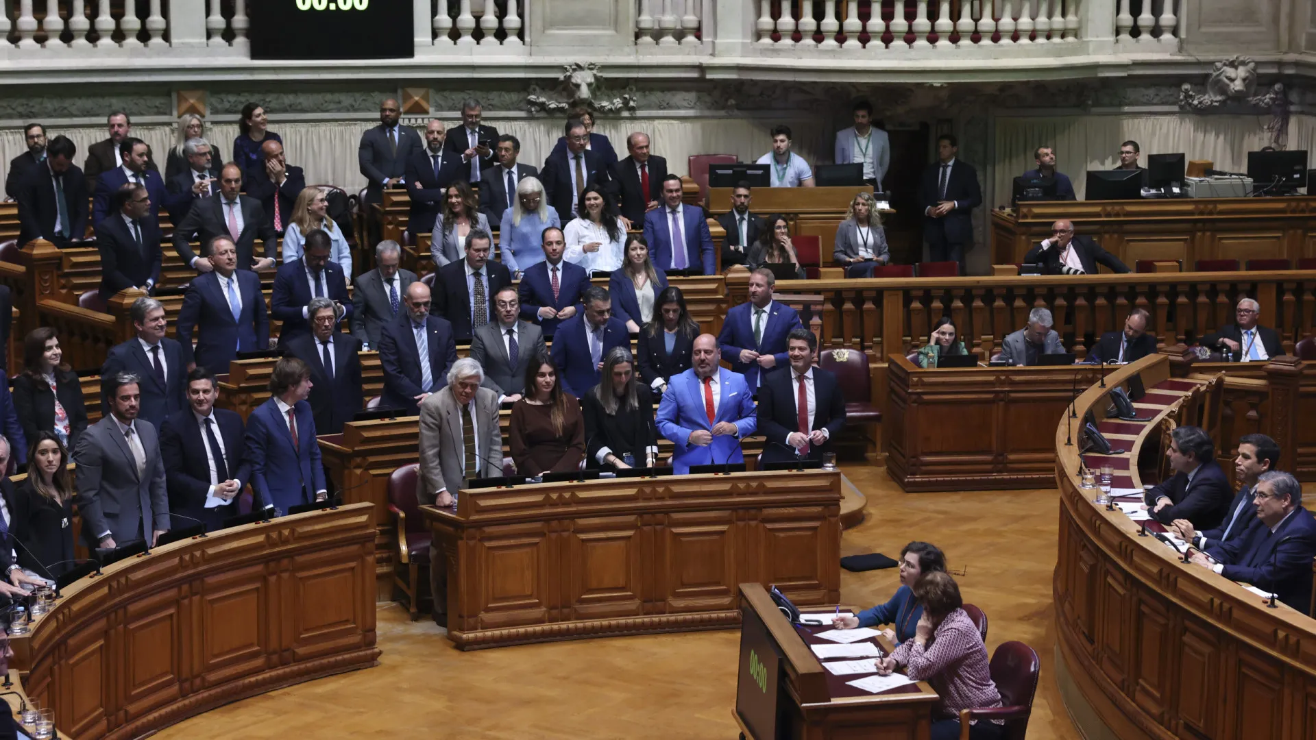 
                    Lei da Nacionalidade aprovada à boleia da Direita (após acordo com Chega)
                