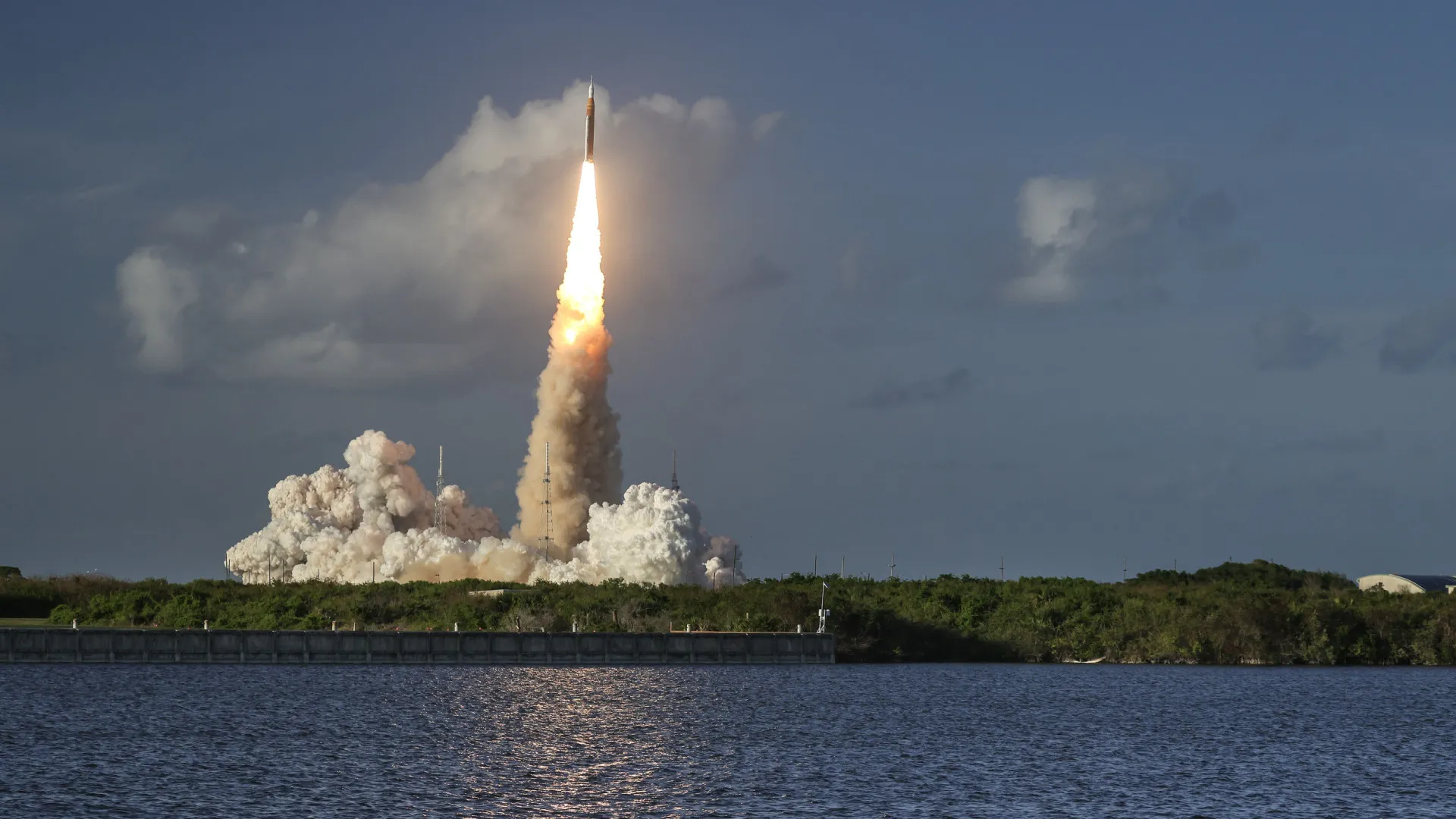 NASA confirma sucesso da manobra para lançar missão Artemis II rumo à Lua