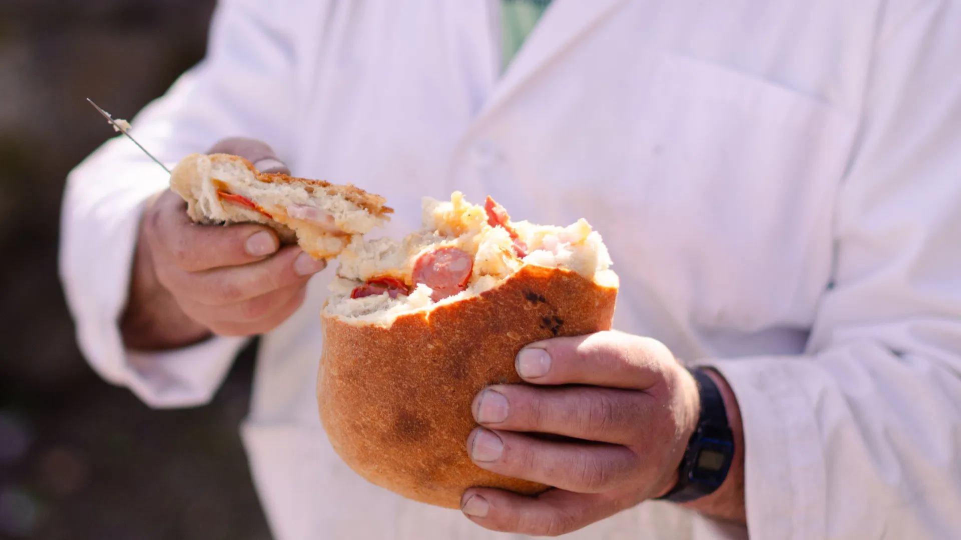 
                    Forno do povo coze o tradicional folar da Páscoa em aldeia de Montalegre
                