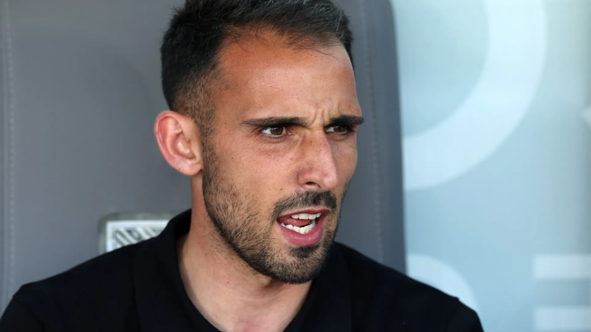 Treinador do Vitória pede "máximo respeito" pelo lanterna-vermelha AVS