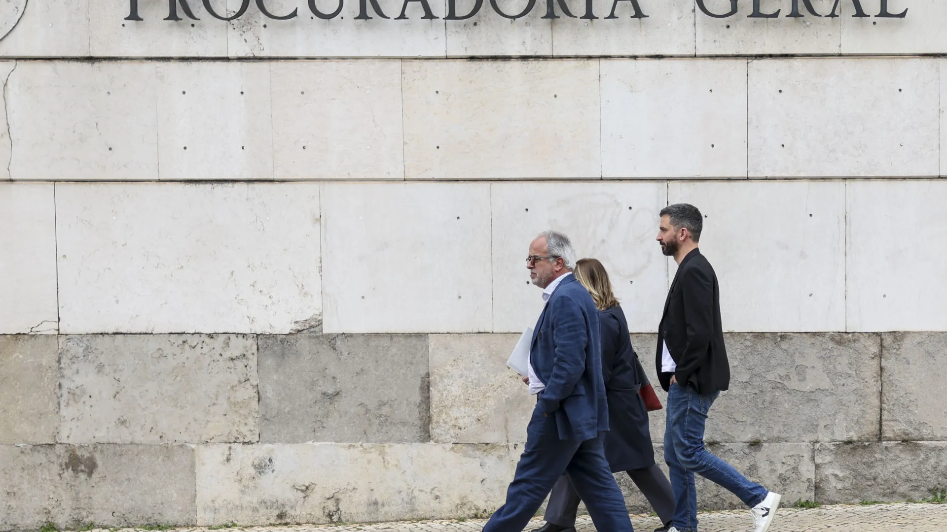 BE quer que PGR apure legalidade da utilização das Lajes pelos EUA