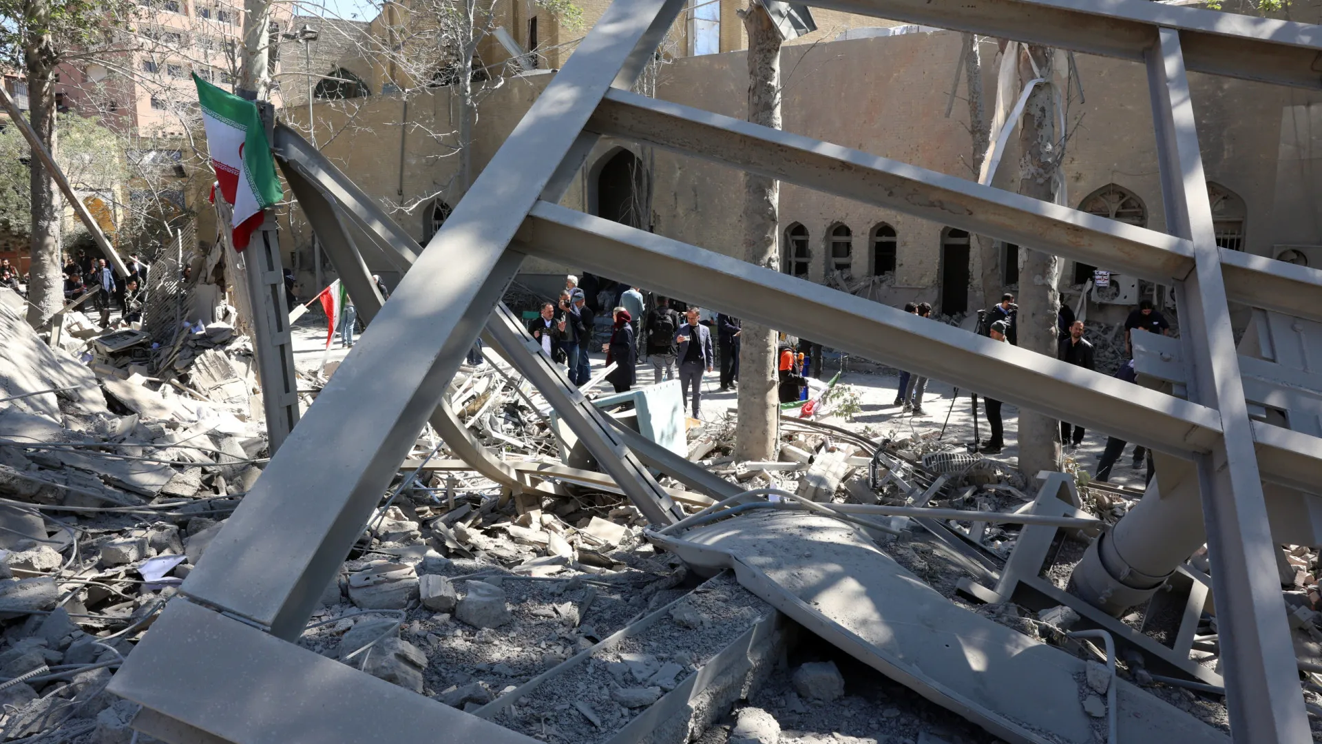 
                    Pelo menos 18 mortos em ataque aéreo perto de Teerão
                