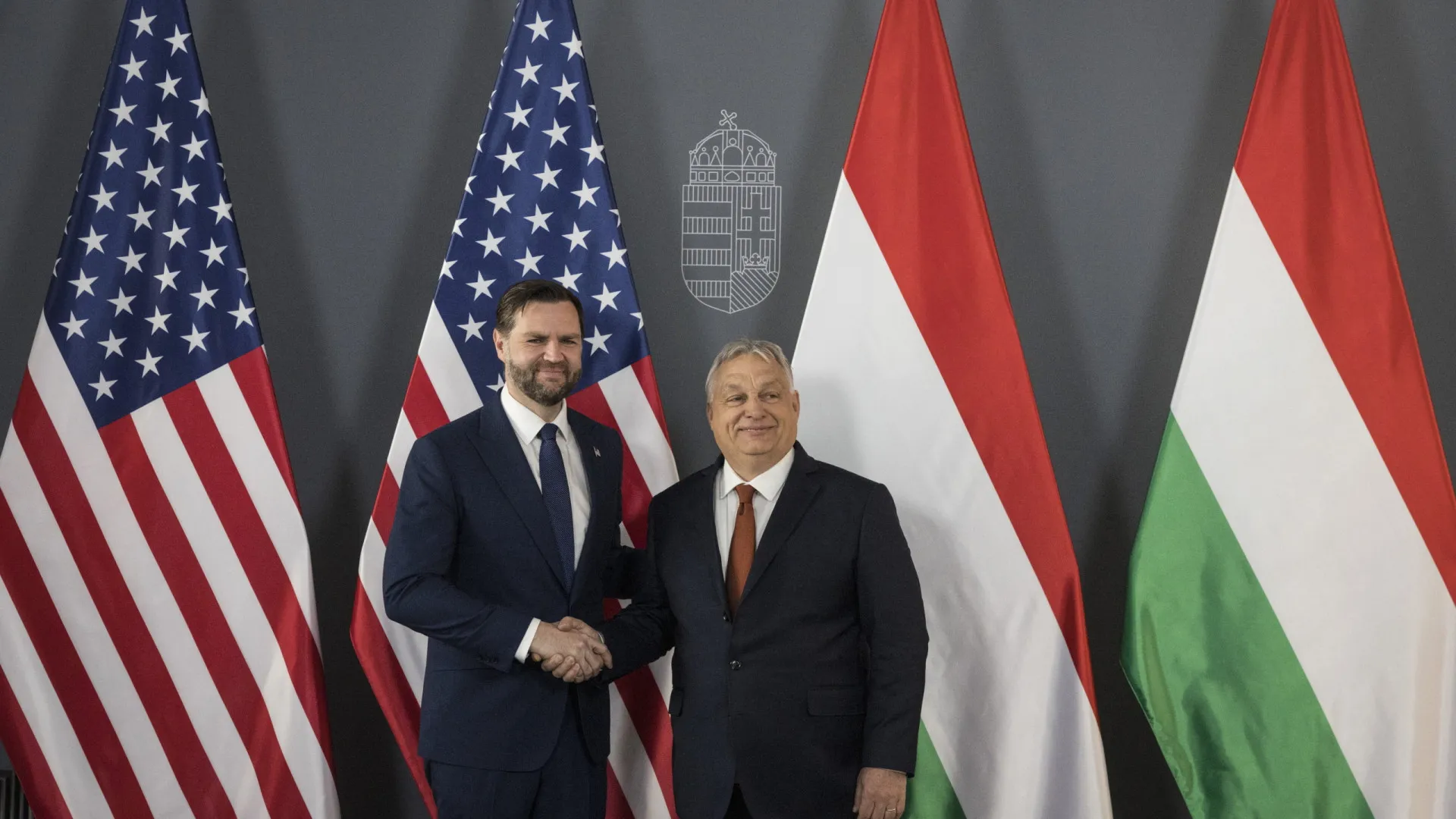 
                    Vance acusa Bruxelas de interferir nas eleições húngaras
                