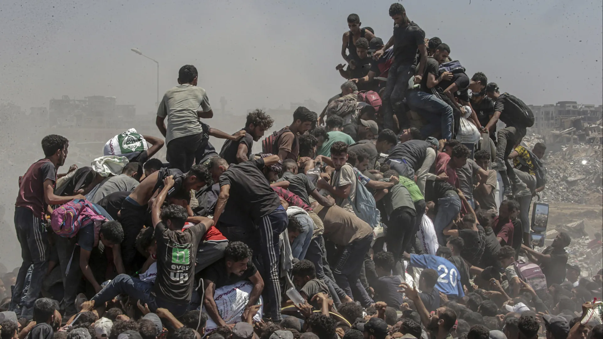 Guerras, imigração e desastres entre vencedores regionais do World Press Photo