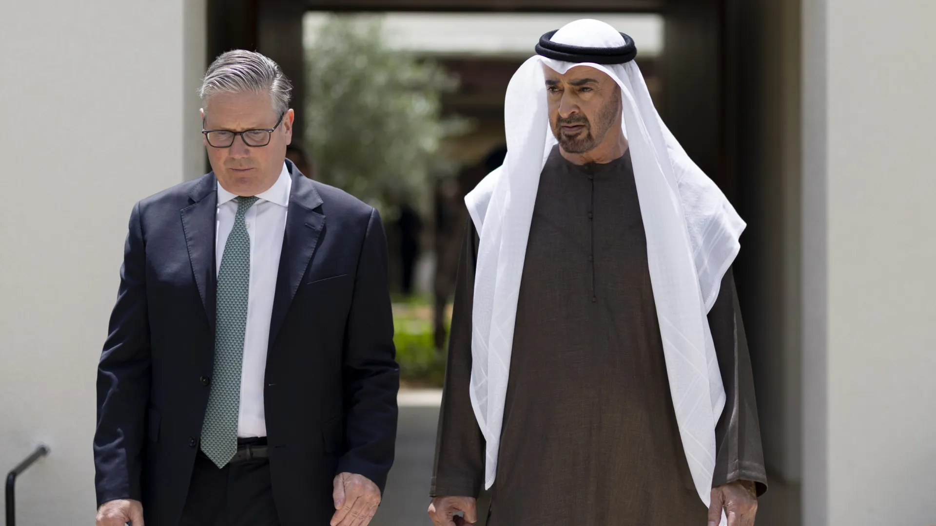 Starmer discute com Trump "plano prático" para reabrir Estreito de Ormuz