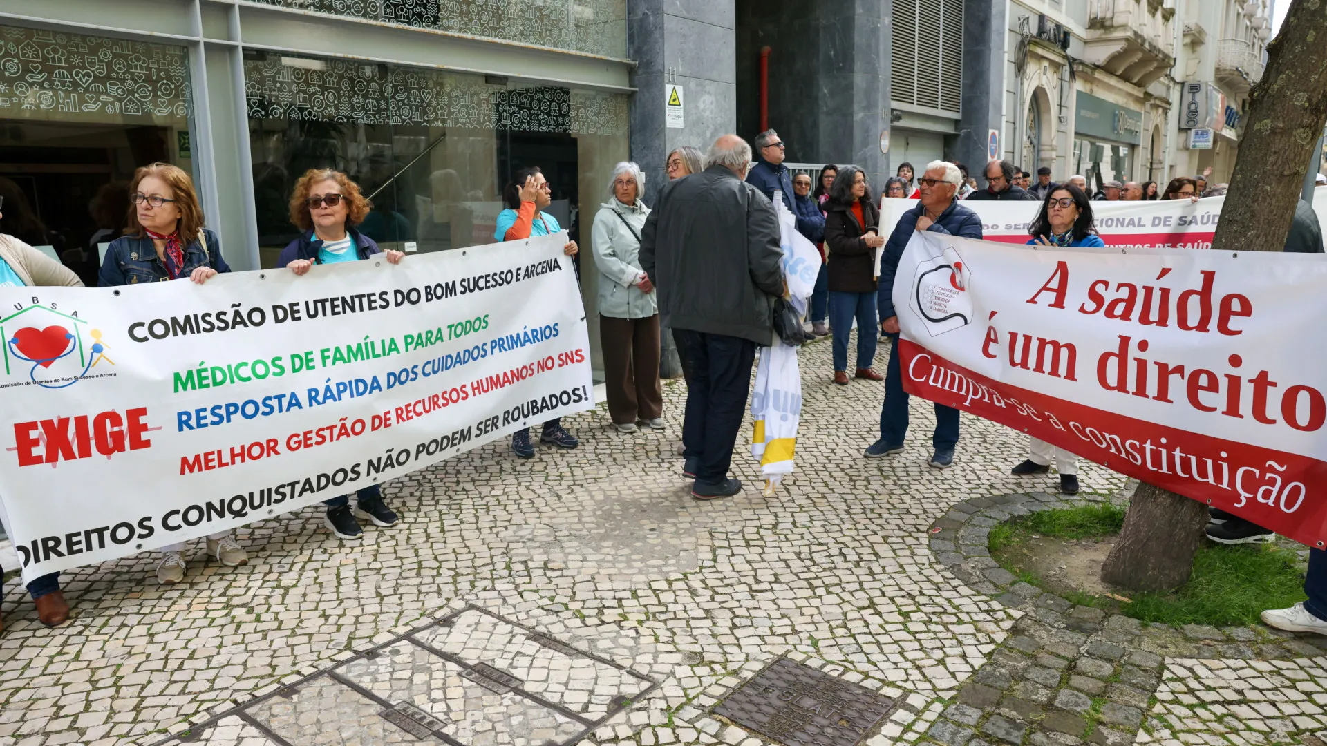 
                    Cinco dezenas manifestaram-se pela continuidade das urgências de obstetrícia
                