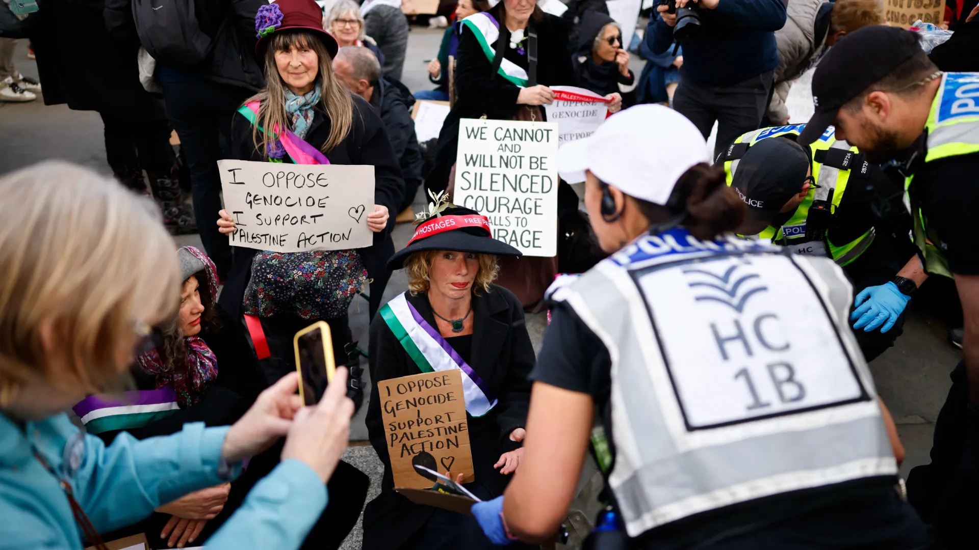 
                    Polícia de Londres detém cerca de 100 em protesto pró-'Palestine Action'
                