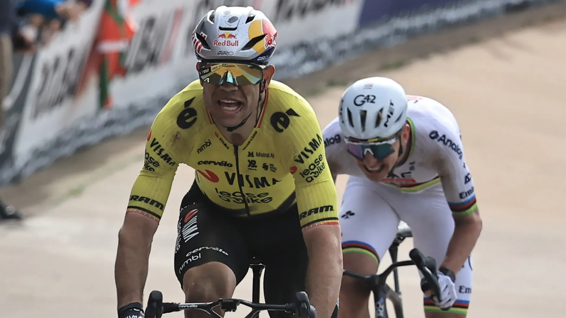 Van Aert superou Pogacar para conquistar uma emocionante Paris-Roubaix