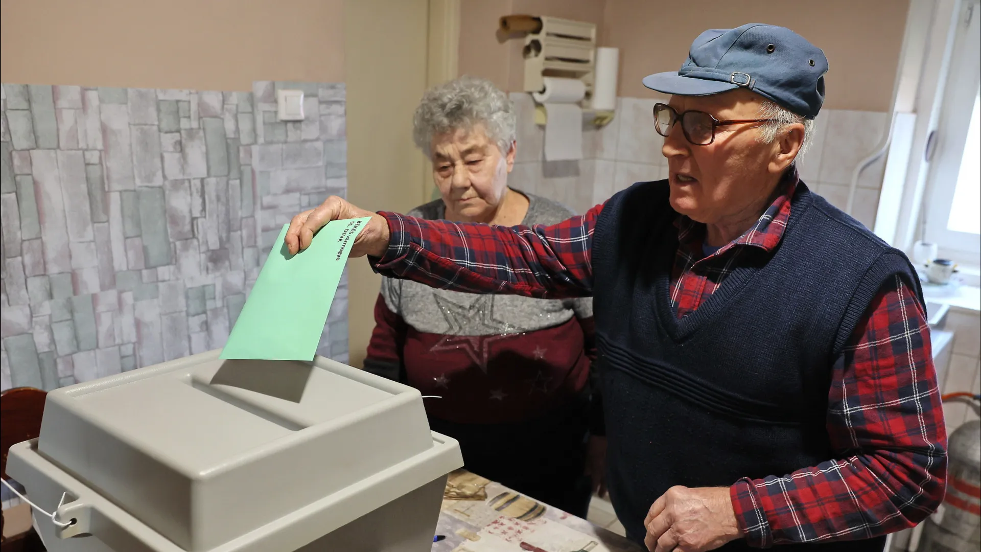 Urnas fecharam na Hungria com participação histórica de mais de 77,8%