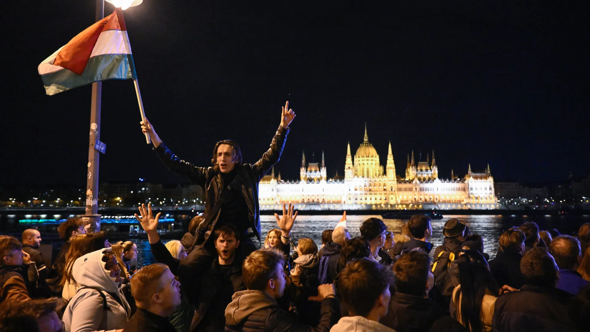 
                    Festejos na Hungria pela vitória da oposição enchem ruas de Budapeste
                