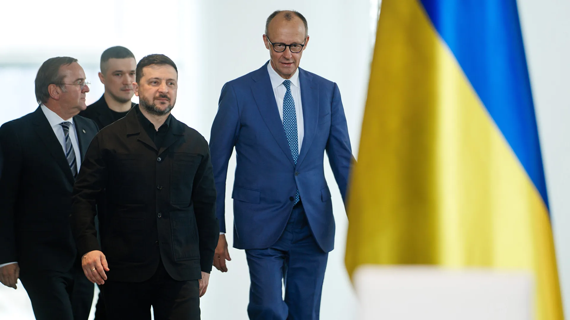 
                    Zelensky e Merz lançam parceria de cooperação para produção de drones
                