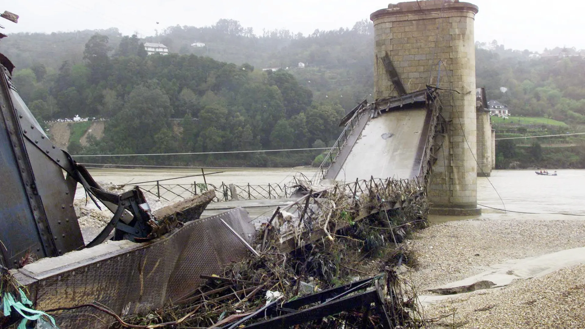 
                    Em Entre-os-Rios há ainda vidas em suspenso 25 anos depois da queda da ponte
                