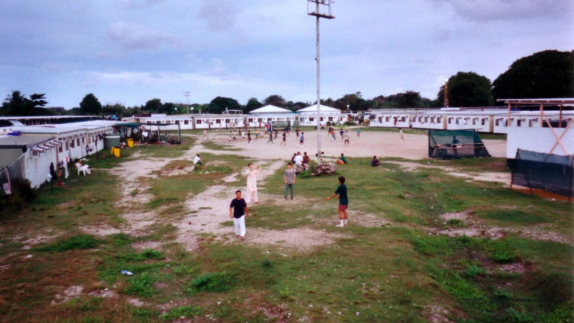 
                    Austrália paga 1,5 mil milhões de euros para enviar migrantes para Nauru
                