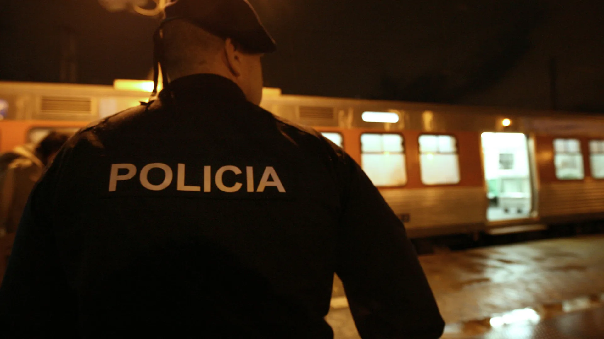 
                    Governo admite revista de pessoas em 