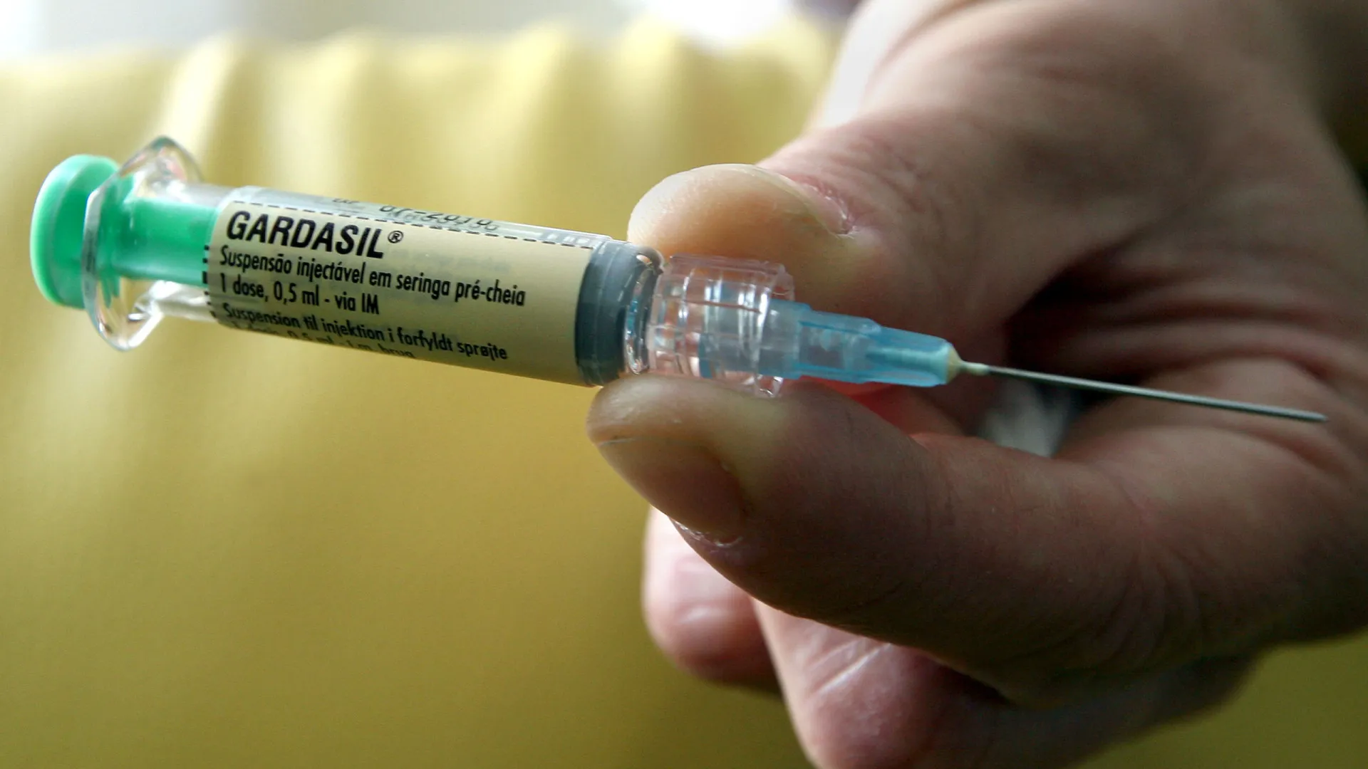 
                    BEI e UE apoiam 1.ª vacinação contra cancro do colo do útero em Angola
                