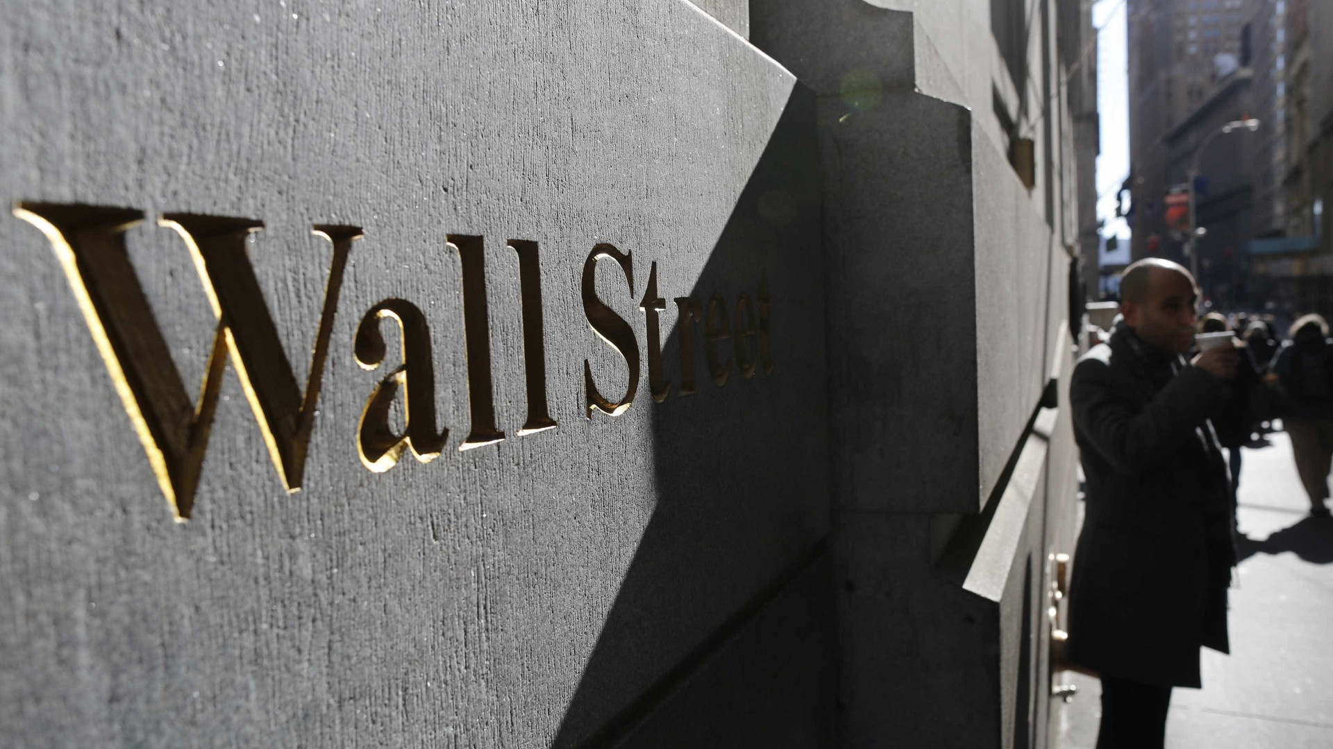 Wall Street fecha sem rumo após aprovação do orçamento de Trump