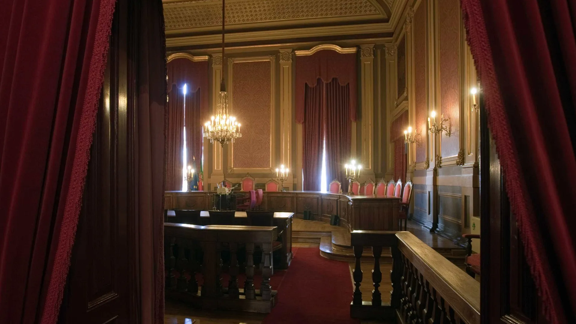 
                    Relação confirma sentença de processo de fraude com mais de 100 arguidos
                