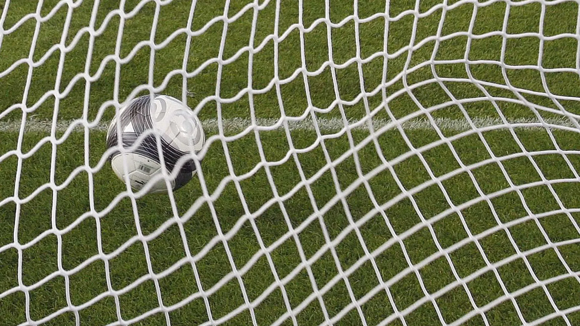 
                    Pena suspensa para professor em Leiria. Aluno morreu após queda de baliza
                