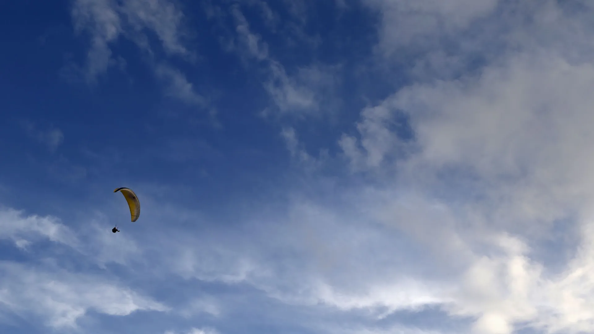 
                    Praticante de parapente morre após cair numa zona rochosa em Aljezur
                