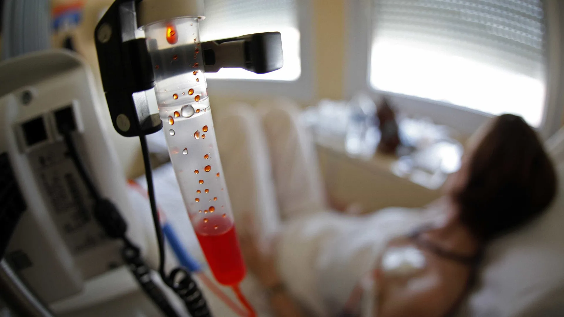 
                    Após quatro anos de quimioterapia, mulher descobre que não tinha cancro
                