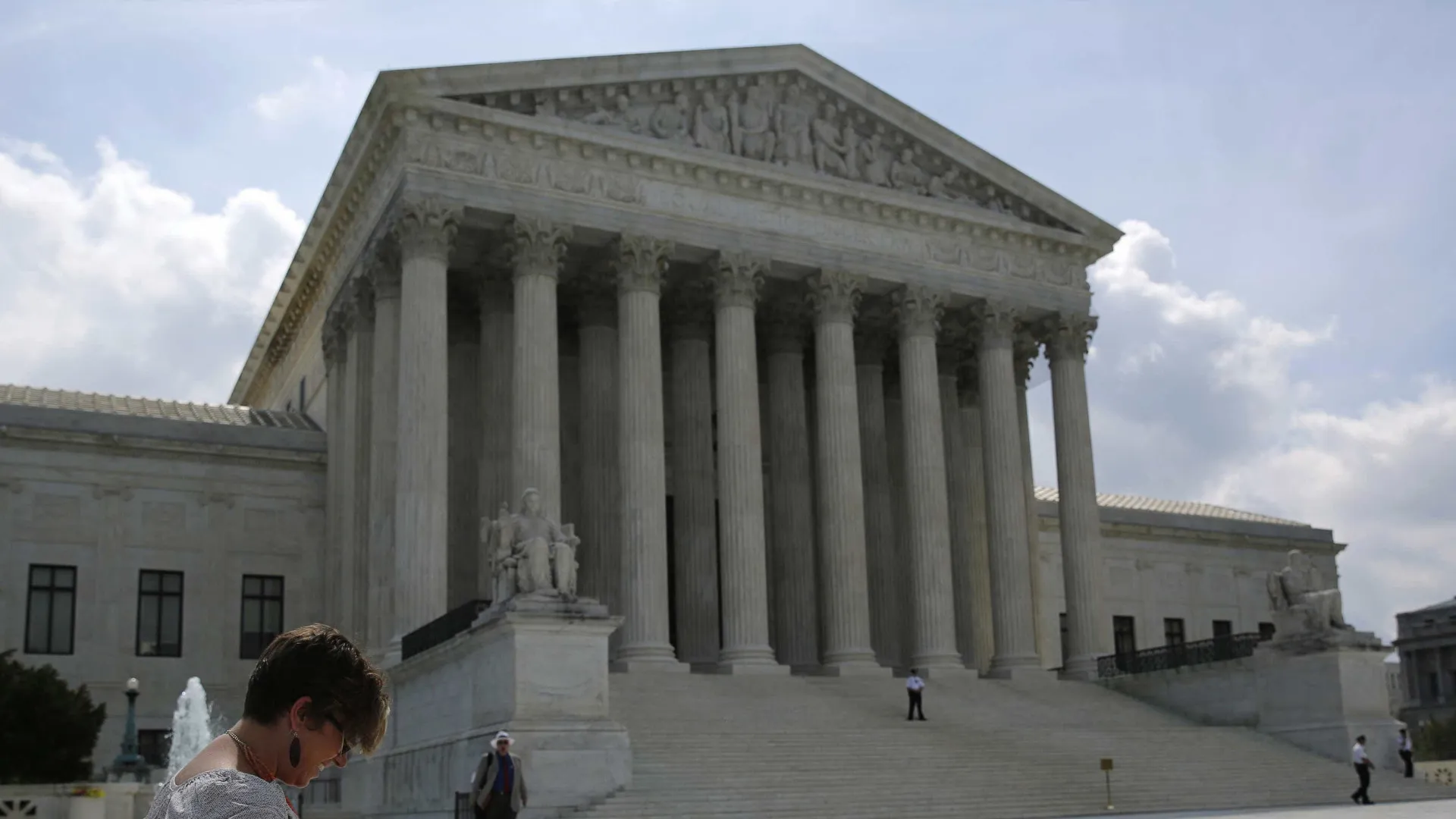 
                    Supremo Tribunal dos EUA mantém corte de Trump a ajuda externa
                