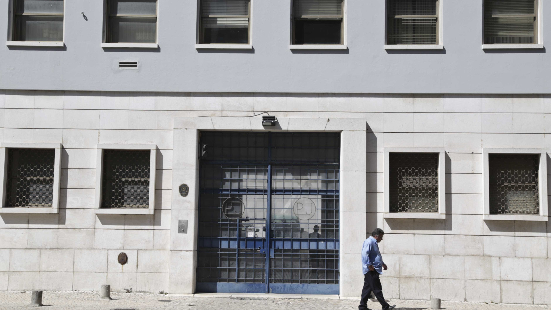 Esfaqueia jovem a quem roubou roupa do estendal em Setúbal
