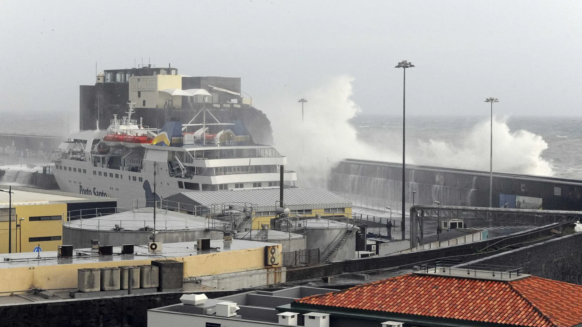 
                    Capitania do Funchal prolonga aviso de agitação marítima até 5.ª-feira
                